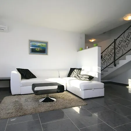 With A Fireplace 444 Casa vacanze Drinovci