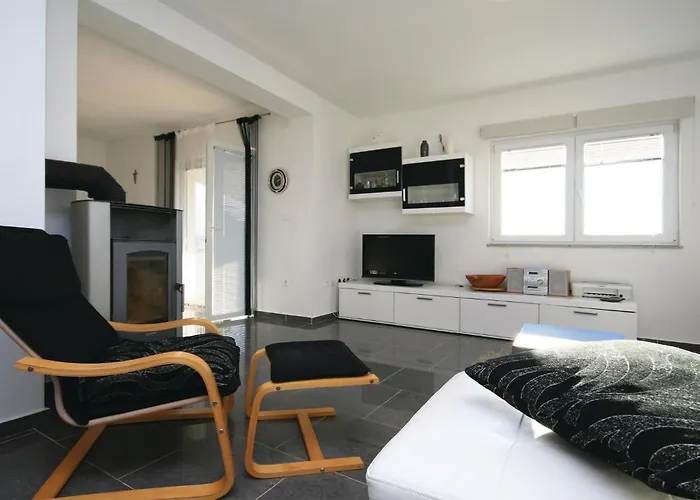 With A Fireplace 444 Drinovci