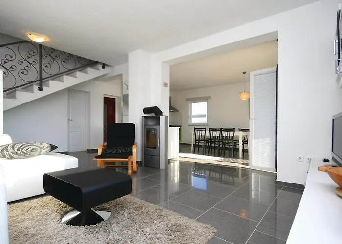 Сasa de vacaciones With A Fireplace 444